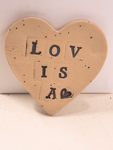 LOV IS A magneetti