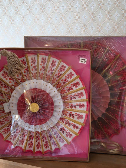 Seinäkoriste Rosette punainen-valkoinen 35 cm