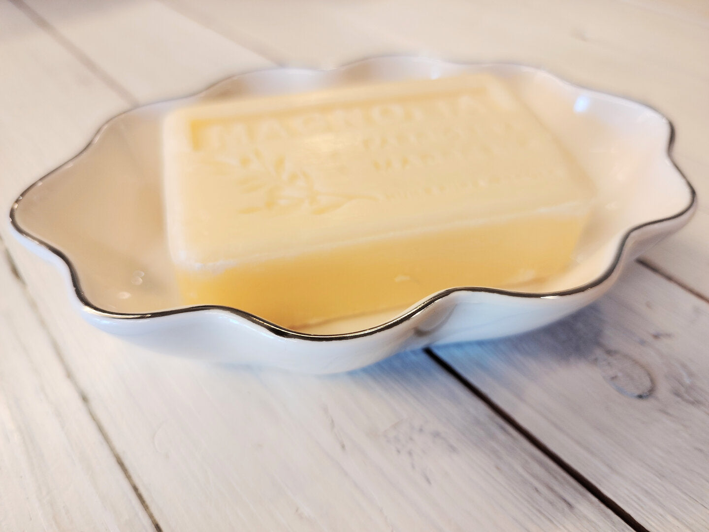 Valkoinen saippuakulho