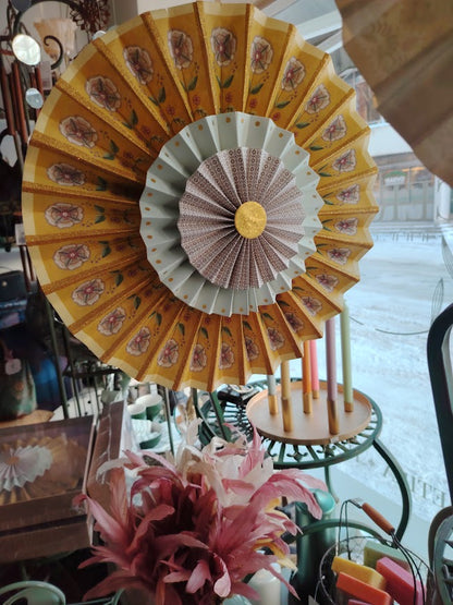 Seinäkoriste Rosette keltainen 35 cm