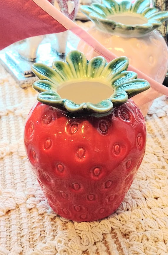 Punainen mansikka maljakko