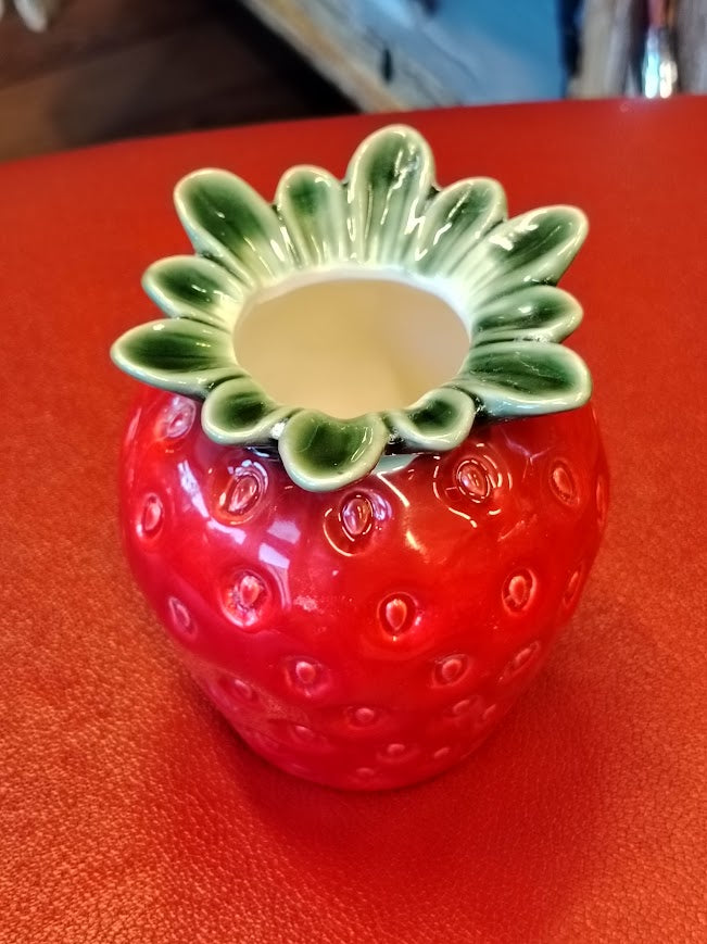 Punainen mansikka maljakko