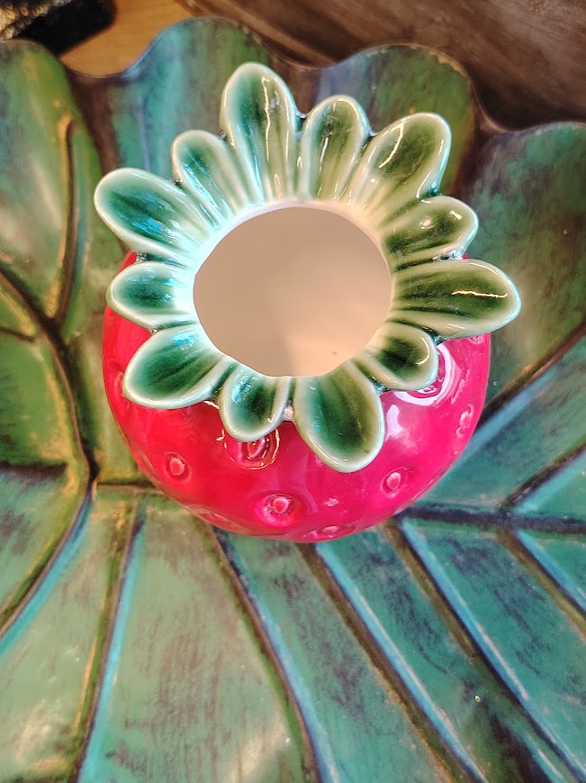 Punainen mansikka maljakko