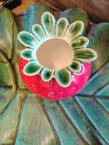 Punainen mansikka maljakko