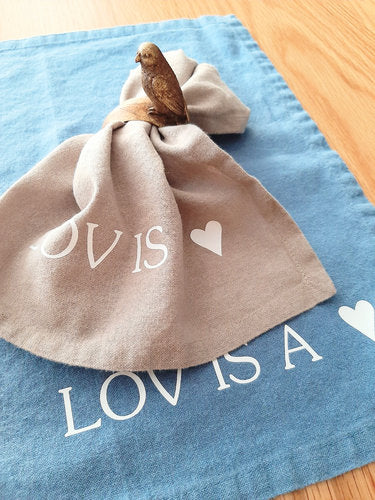 Kangaslautasliina LOV IS A, sininen