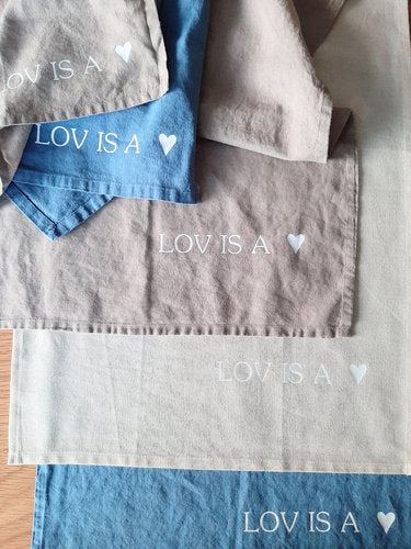 Kangaslautasliina LOV IS A, sininen