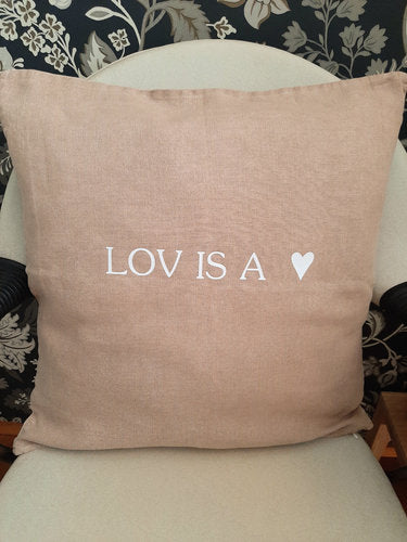 Tyynynpäälinen LOV IS A, beige